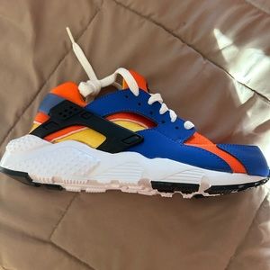 Size 5c NIKE HUARACHE!!! BRAND NEW. Blue,orange yellow and  black !